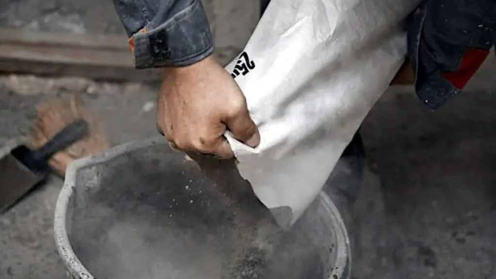 بتن کاری ستون اصلی حصار چوبی