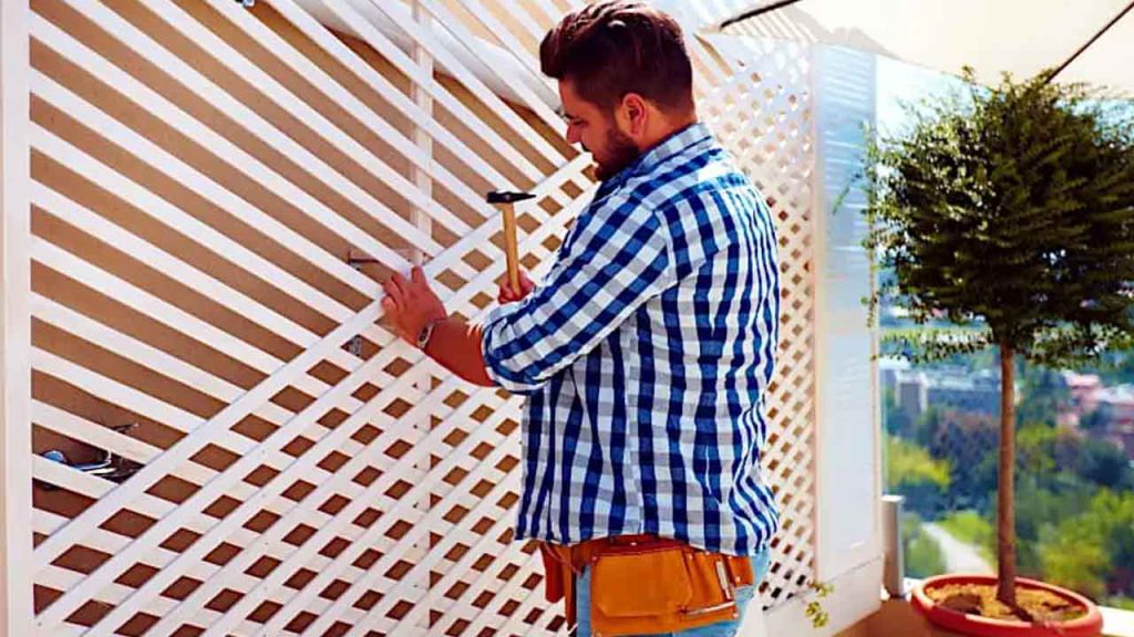 حصار مشبک (The Lattice Fence)​