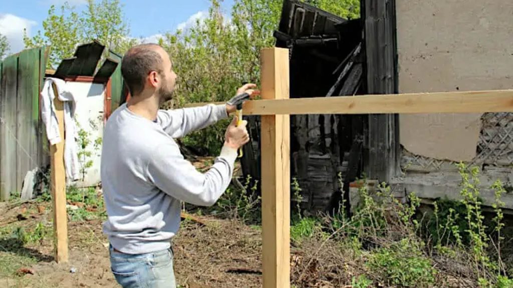 پستهای حصار را به هم وصل کنید